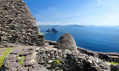 愿原力与你同在！ | 斯凯利格·迈克尔岛上一座古老修道院的废墟，爱尔兰 (© MNStudio/Getty Images)
